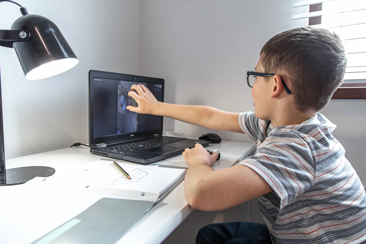 a kids touch the laptop